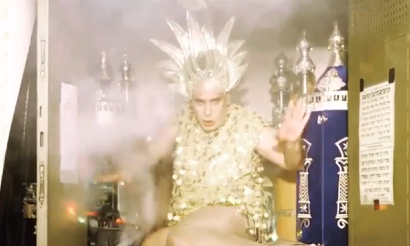 הרשת מזועזעת: סרטון 'בר המצווה' שמבזה ספרי תורה