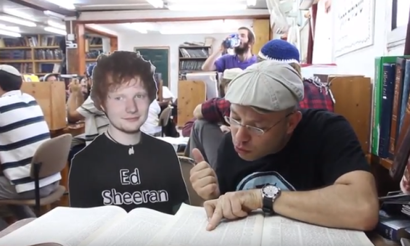 משעשע: להקת החתונות מגיירת את אד שירן &bull;צפו