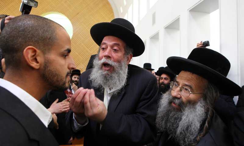 הרב ישראל רוזן נותן בהם סימנים: על דתיים וגזענות