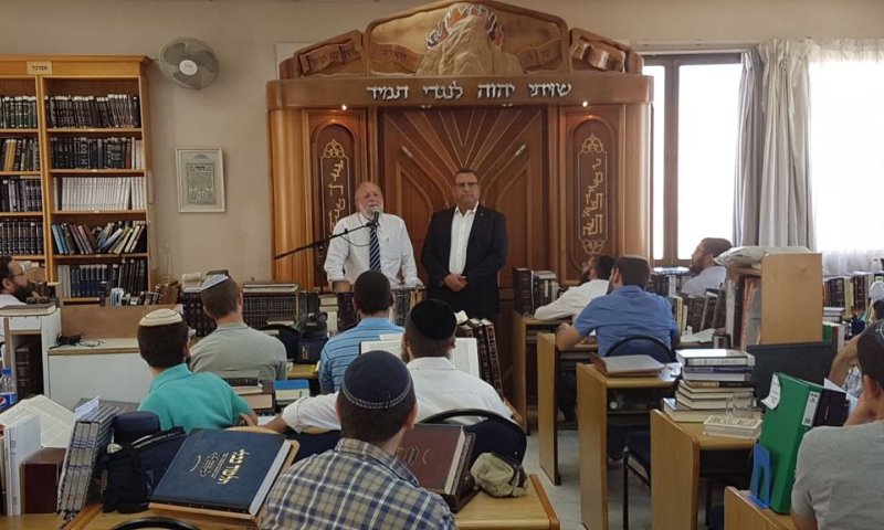 ביקור מרגש של משה ליאון בישיבת נתיבות יוסף במצפה יריחו