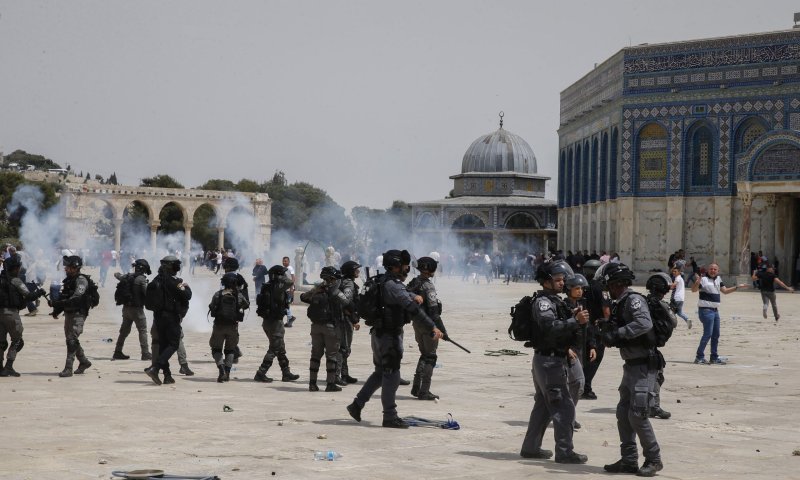 ערבים מתבצרים בהר הבית; שוטרים פרצו פנימה
