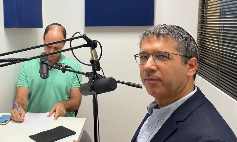 "המיינסטרים הישראלי נהיה מסורתי": צוללים עם הרב חיים נבון