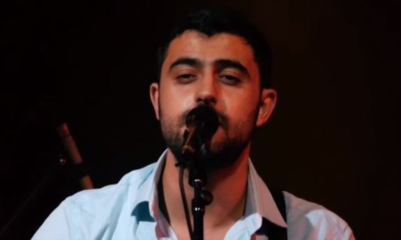 צפו: ישי ריבו בהופעה חיה "מקשה אחת זהב"