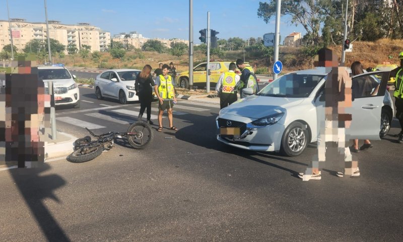 נתניה: רוכב אופניים נפגע מרכב ופונה במצב קשה
