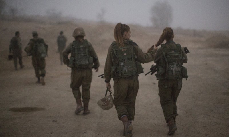 סלפי לא חוקי: אלו החיילות שצה"ל יאסור להצטלם איתן