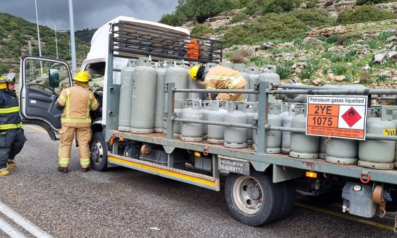 בלוני גז נפלו ממשאית כתוצאה מתאונה עם רכב