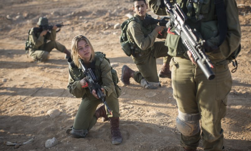 צפו: לא רק רבנים: מי עוד מתנגד לשילוב לוחמות?