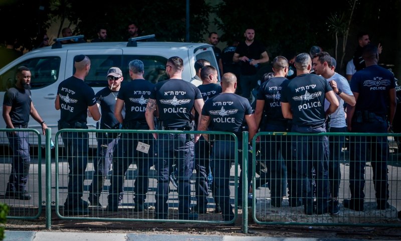 פלסטיני גנב מכונית, דרס שוטרים ונורה