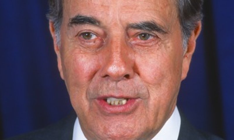 מת בוב דול, שרץ לנשיאות מול קלינטון