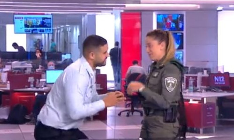 בשידור חי: הצעת נישואין באולפן חדשות 12. צפו