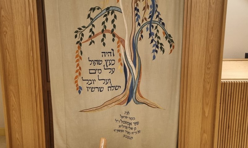 היזם נלחם על בית הכנסת; לפרוכת יש סיפור מרגש משלה