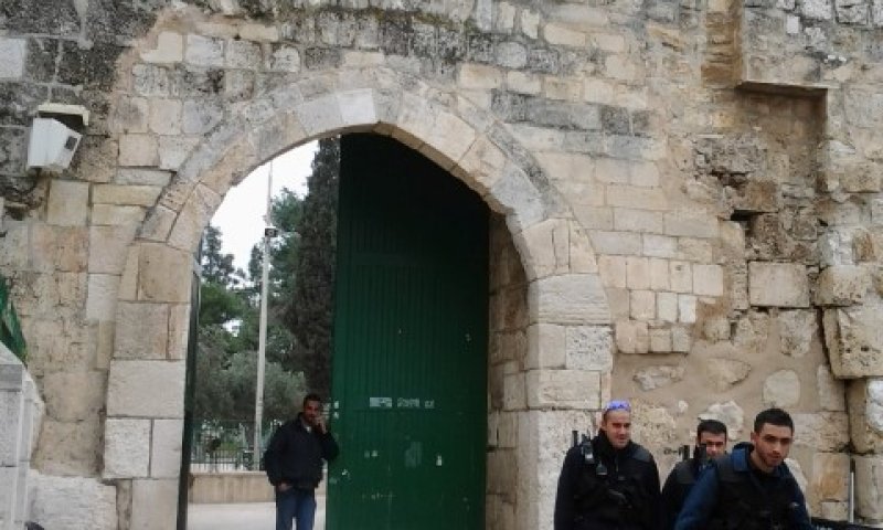 המשטרה אוסרת על הצנחנים להכנס להר הבית