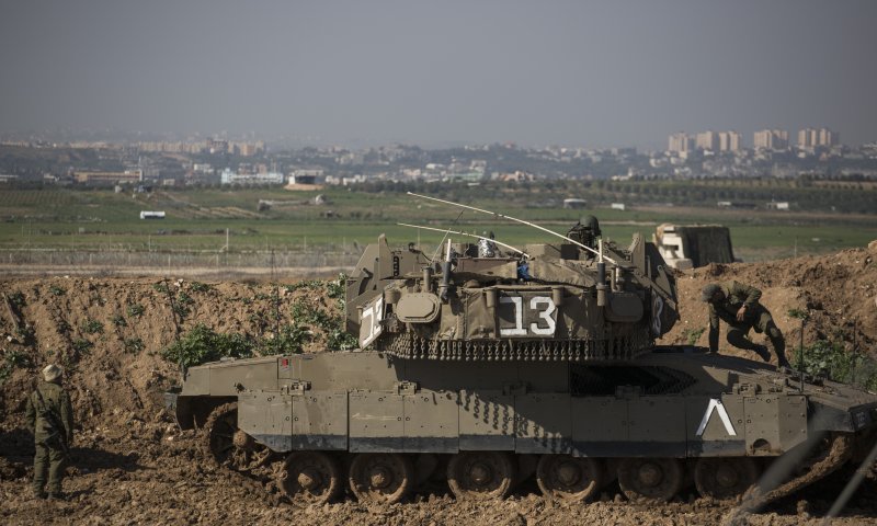 בעקבות הרקטה: צה"ל תקף יעדים ברצועת עזה