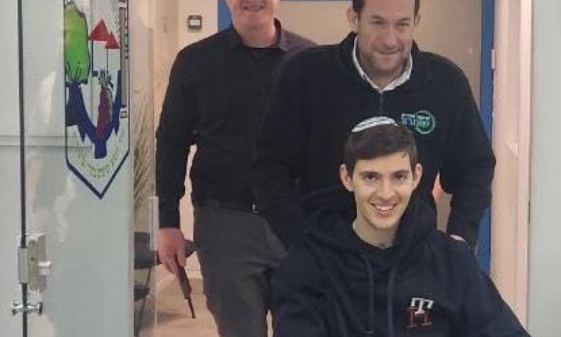 המשותק מפיגוע הירי חזר להניע את רגליו