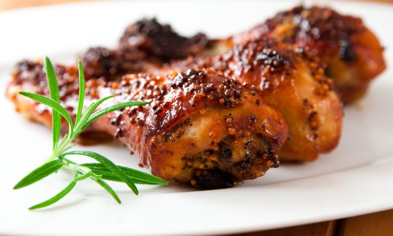 צלוי ועסיסי: מתכון לעוף ברוטב דבש וצ'ילי לצד תפוחי אדמה