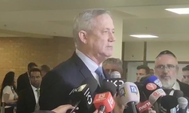 גנץ מתקן: "באתי להחליף את נתניהו, לא לשבת איתו"