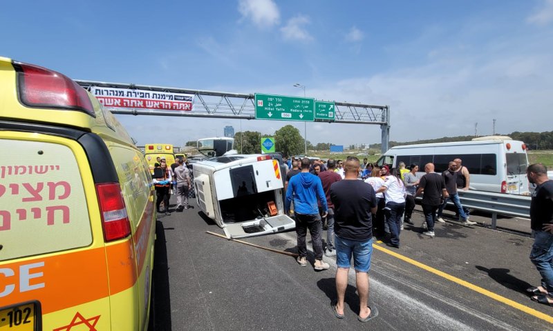 מחלף אולגה: 8 פצועים בתאונה בין שני מיניבוסים