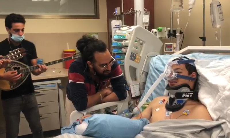 מרגש: בניה ברבי הפתיע את הפצוע מפיגוע הירי. צפו