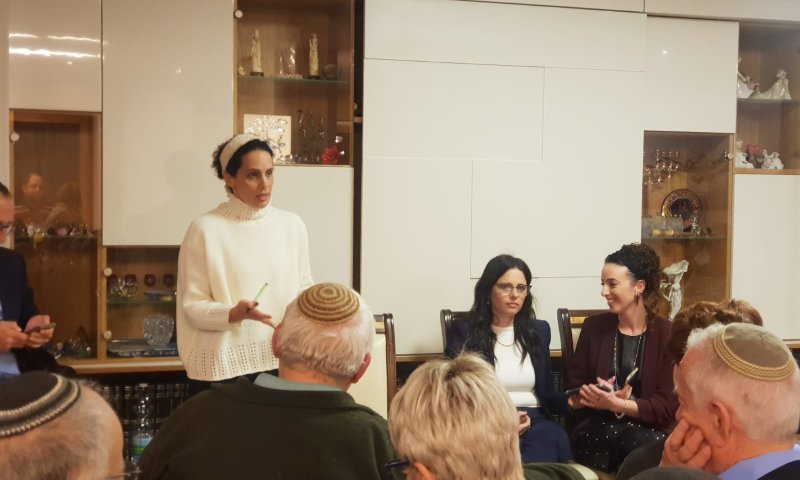 שרה ב"ק: "יש זליגה של קולות לכחול לבן וליברמן"