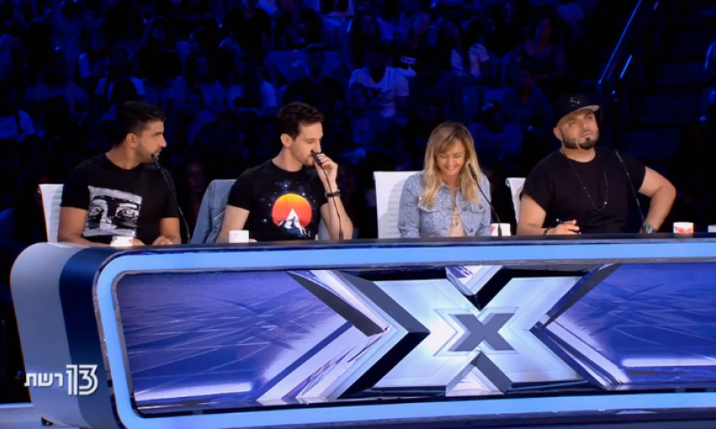 שר פחות מ10 שניות- ודורש פיצוים בסך מיליון ש"ח