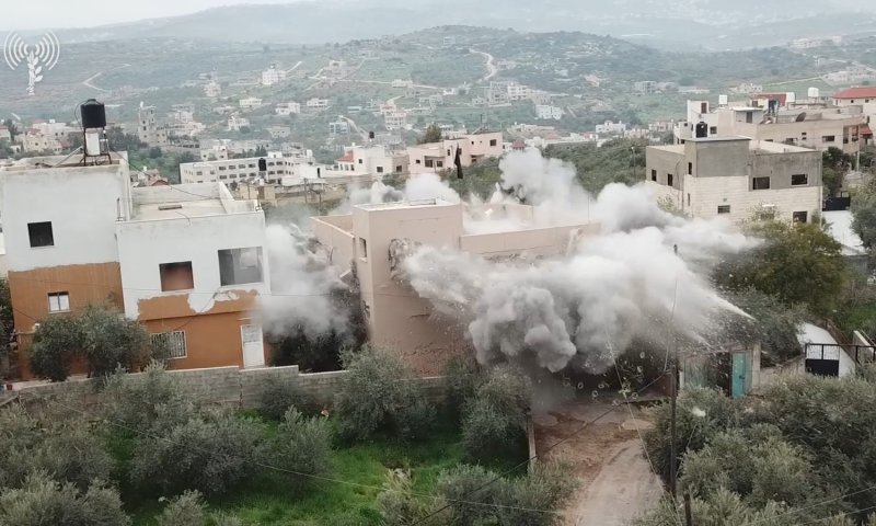 צפו: נהרסו בתיהם של שניים מרוצחי יהודה דימנטמן הי"ד