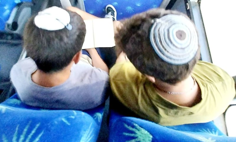 העיתונאית על הנוער הסרוג: "הפנים היפות של הארץ"