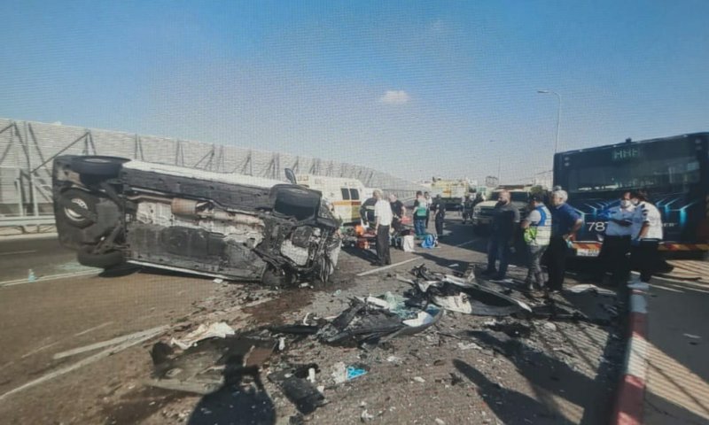 תאונת בנתב"ג: התנגשות חזיתית בין כלי רכב
