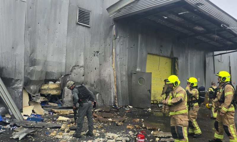 פגיעה ישירה במפעל במעלות: אישה נפצעה באורח קל מרסיסים