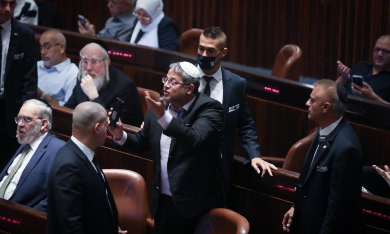 תקדים: ח"כ בן גביר הוצא מהמליאה בגלל שצילם|צפו