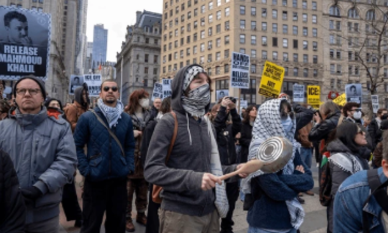 סוריה או אלג'יריה: מכה קשה למוביל ההפגנות האנטישמיות בארה"ב