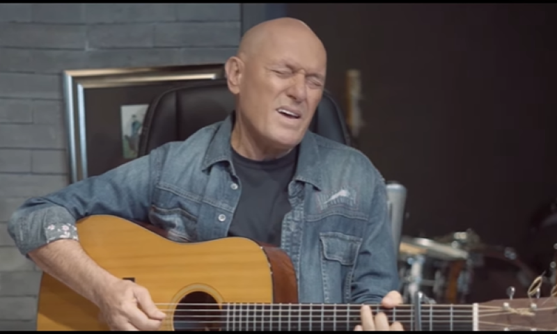 צפו: שלומי שבת במחווה מרגשת ליגאל בשן