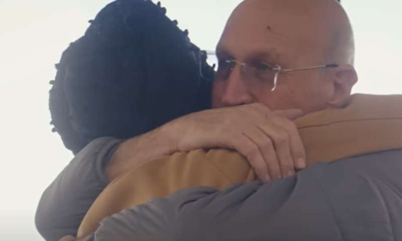 האב החילוני ובתו הסרוגה בעימות מלא אהבה. צפו