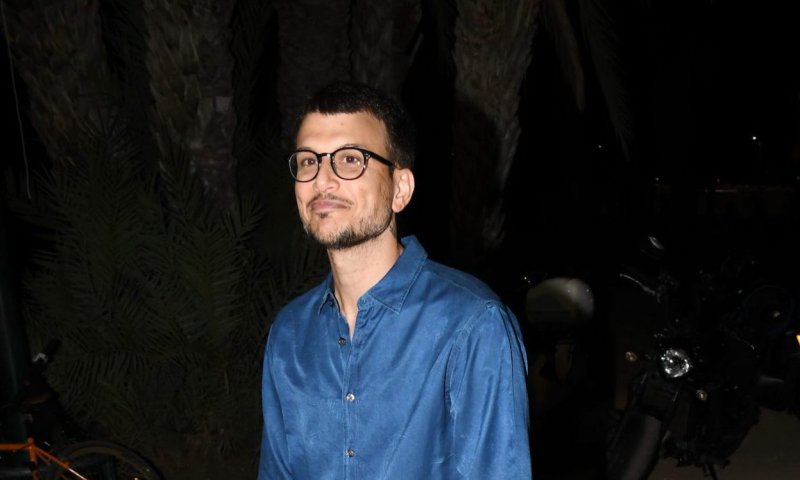 למה התקשורת צבועה ומחפה על אסי עזר?