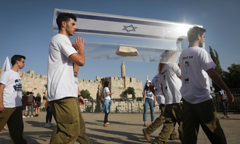 מדי ב' ואלונקות ריקות: מיצג להחזרת הנעדרים &bull; גלריה