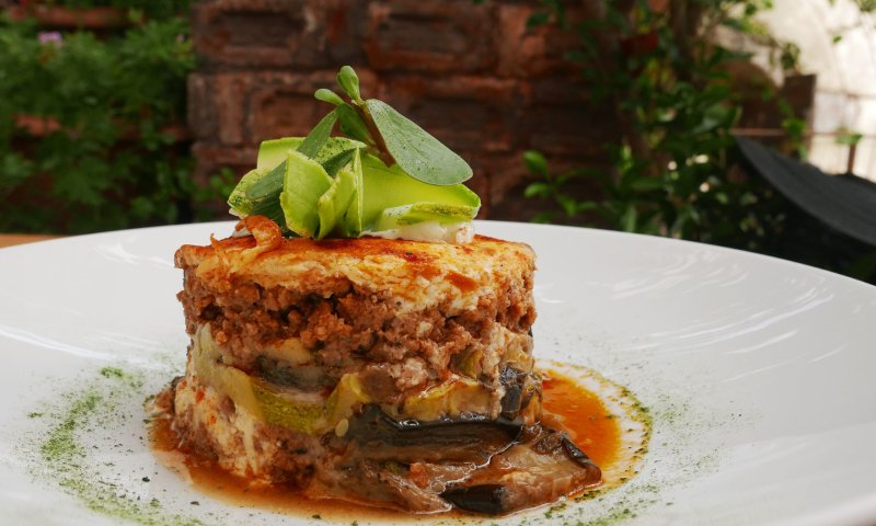 שכבות של שלמות: מוסקה בשר משגעת לשבת