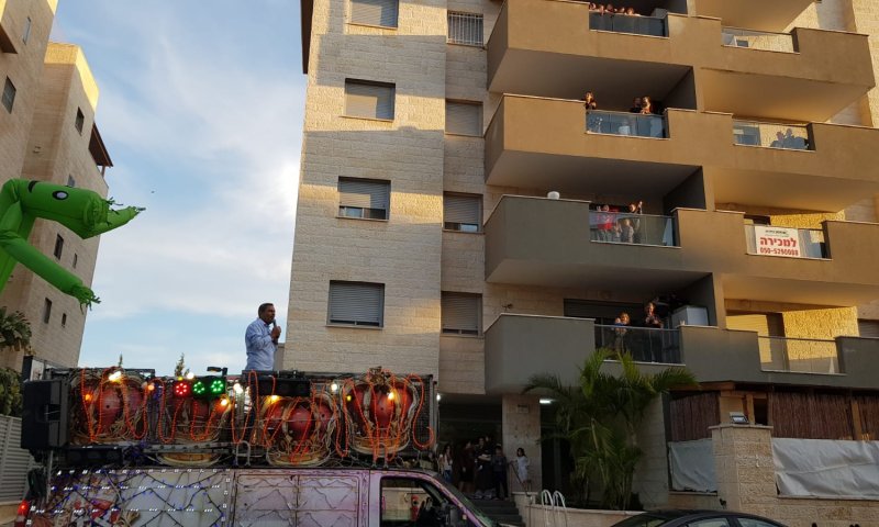 צפו: עם רכב ובוקסות &ndash; אלון דוידי יצא להרים את המורל