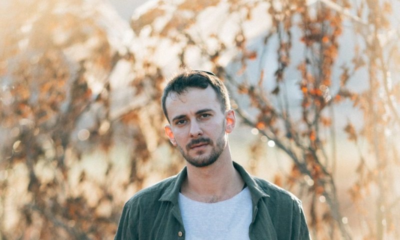 מהטנק לפסנתר: הלוחם הסרוג בשיר שנולד מפציעה בלבנון