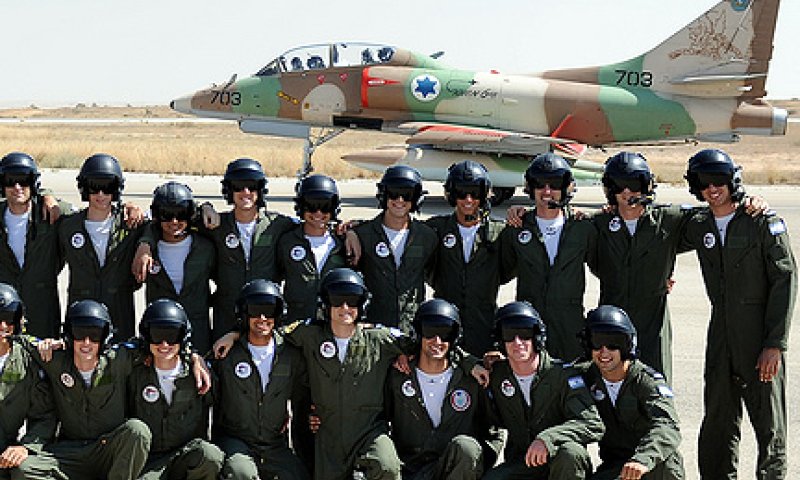 טקס סיום קורס טיס: שלושה בוגרי הסדר; אפס חרדים