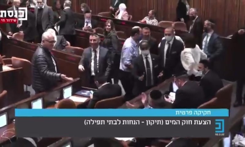 החוק עבר בתמיכת רע"ם; באופוזיציה שרו מש מש