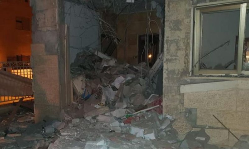 גיבורה: שלפה את ילדיה מהמיטה רגע לפני הפגיעה