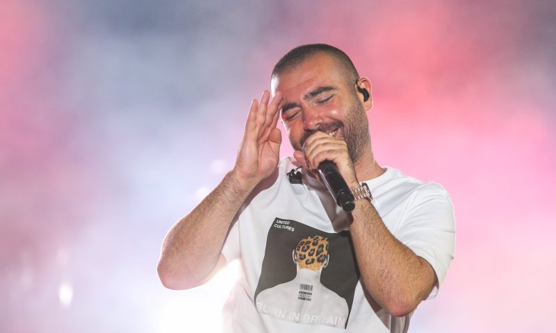 מפתיע: כך עומר אדם הצליח לחמוק מהבידוד ביוון