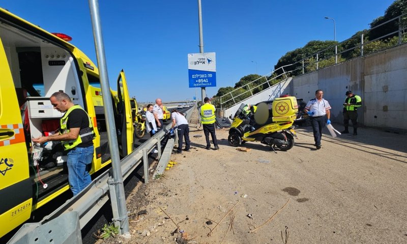 הרכב התנגש בקיר: גבר בן 60 נהרג בתאונה בכביש 20