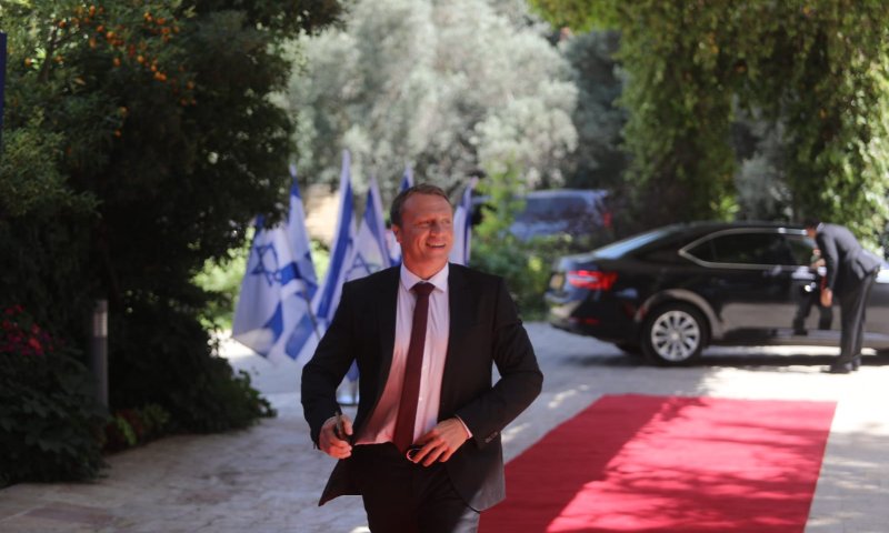 שר התיירות בביקורת חריגה על בנט ומשרד הבריאות