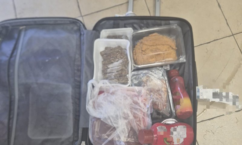 אישום: ערבי מסחנין נעצר בנתב"ג לאחר שנמצאה בתיקו אבקת סמים