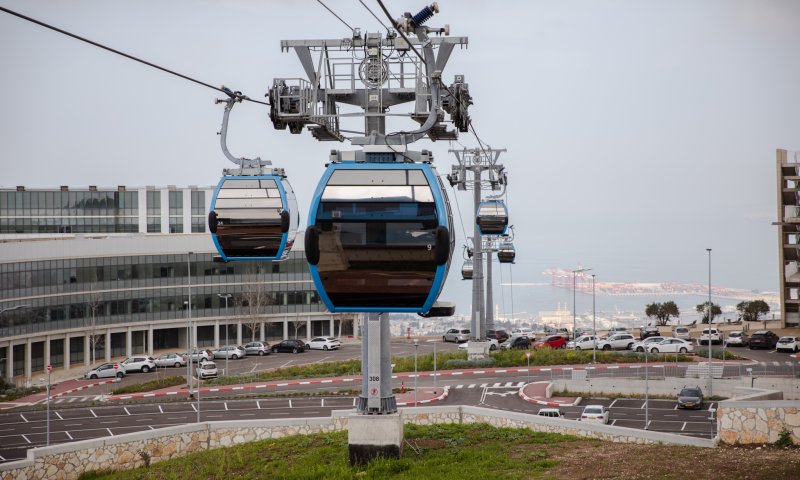 בהלה באוויר: עשרות נוסעים נתקעו ברכבלית בחיפה