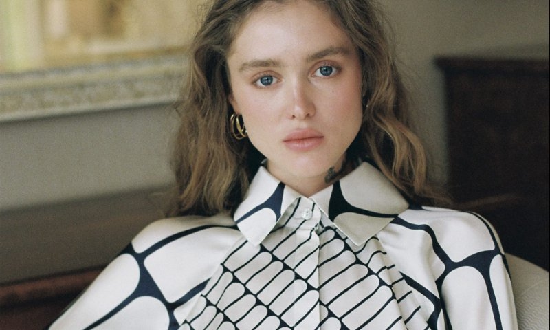 מותג צנוע מלביש את יעל שלביה לשער מגזין בדובאי