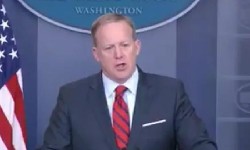 'סערת היטלר': קריאות לפיטורי דובר הבית הלבן