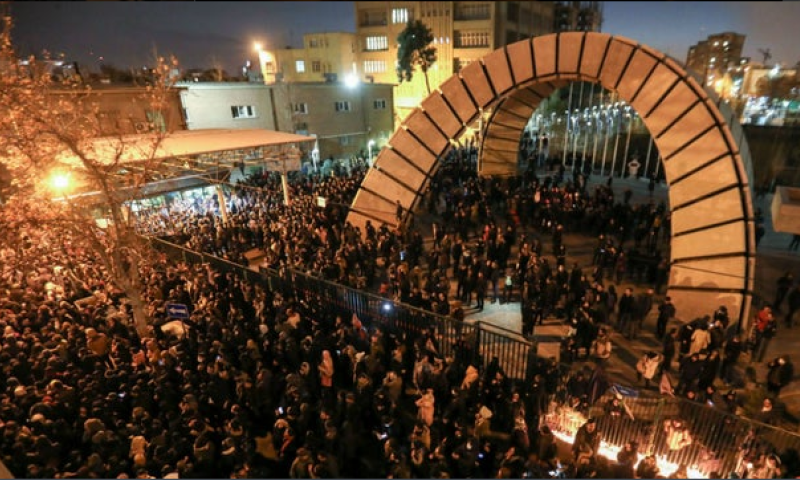 איראן: אלפים הפגינו נגד השלטון, שגריר בריטי נעצר
