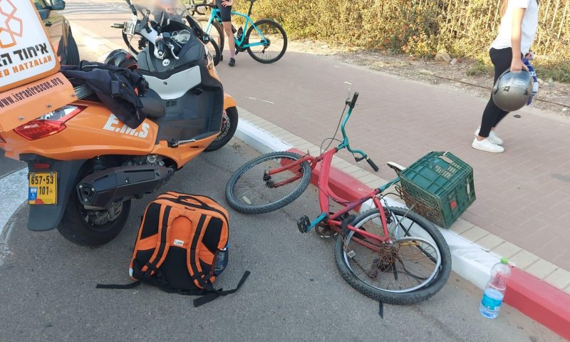 רוכב אופניים נפגע מרכב בנתניה, מצבו קשה