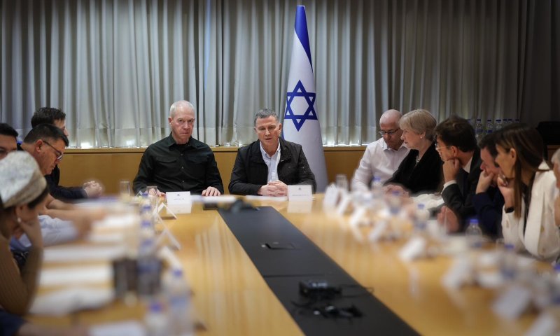 גלנט: "הותקפנו מ-7 זירות, פעלנו כבר ב-6 מהן"